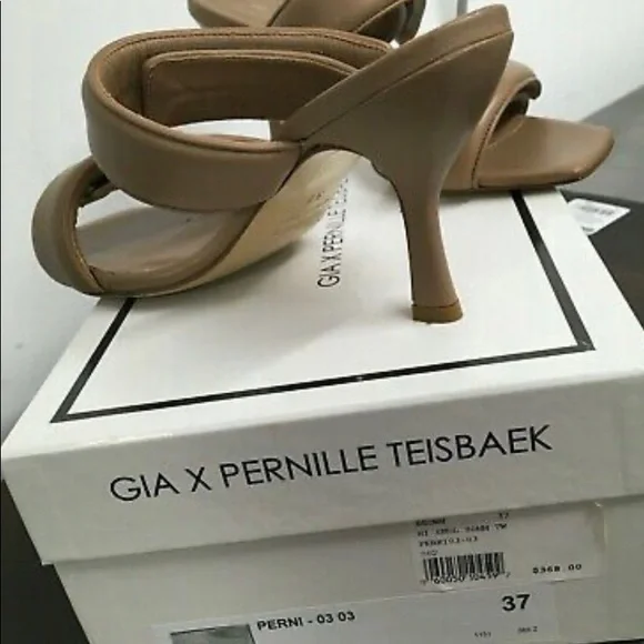 NIB - GIA x Pernille Teisbaek nude puffer leather sandals. - Picture 4 of 7